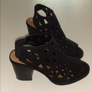 Cute wedge heels with geometric cut out